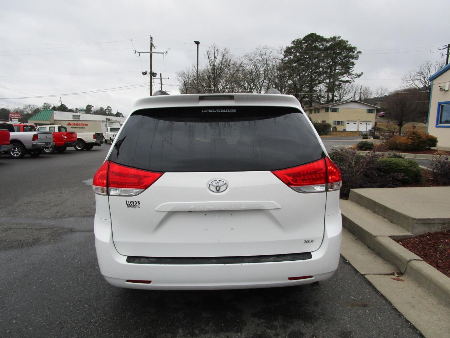 2011 WHITE /GRAY LEATHER Toyota Sienna Limited 7-Pass V6 (5TDYK3DC2BS) with an 3.5L V6 EFI DOHC 24V engine, 5-Speed Automatic transmission, located at 1814 Albert Pike Road, Hot Springs, AR, 71913, (501) 623-1717, 34.494228, -93.094070 - Photo#3